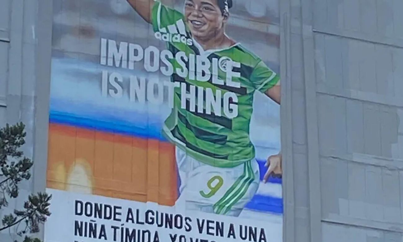 Murales de Charlyn Corral, Messi y Salah embellecen la CdMx